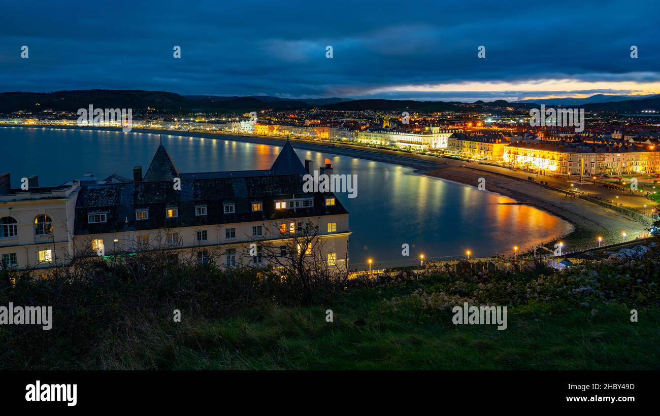 La plage North Shore de Llandudno, avec le Grand Hotel en premier plan.Photo prise en novembre 2021. Banque D'Images