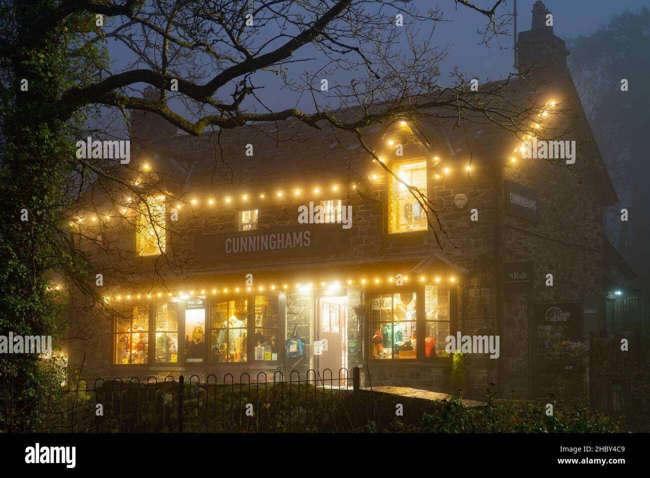 Cunningham's Outdoor Shop lors d'une soirée Foggy à Betws-Y-Coed, dans le nord du pays de Galles, en décembre 2021. Banque D'Images