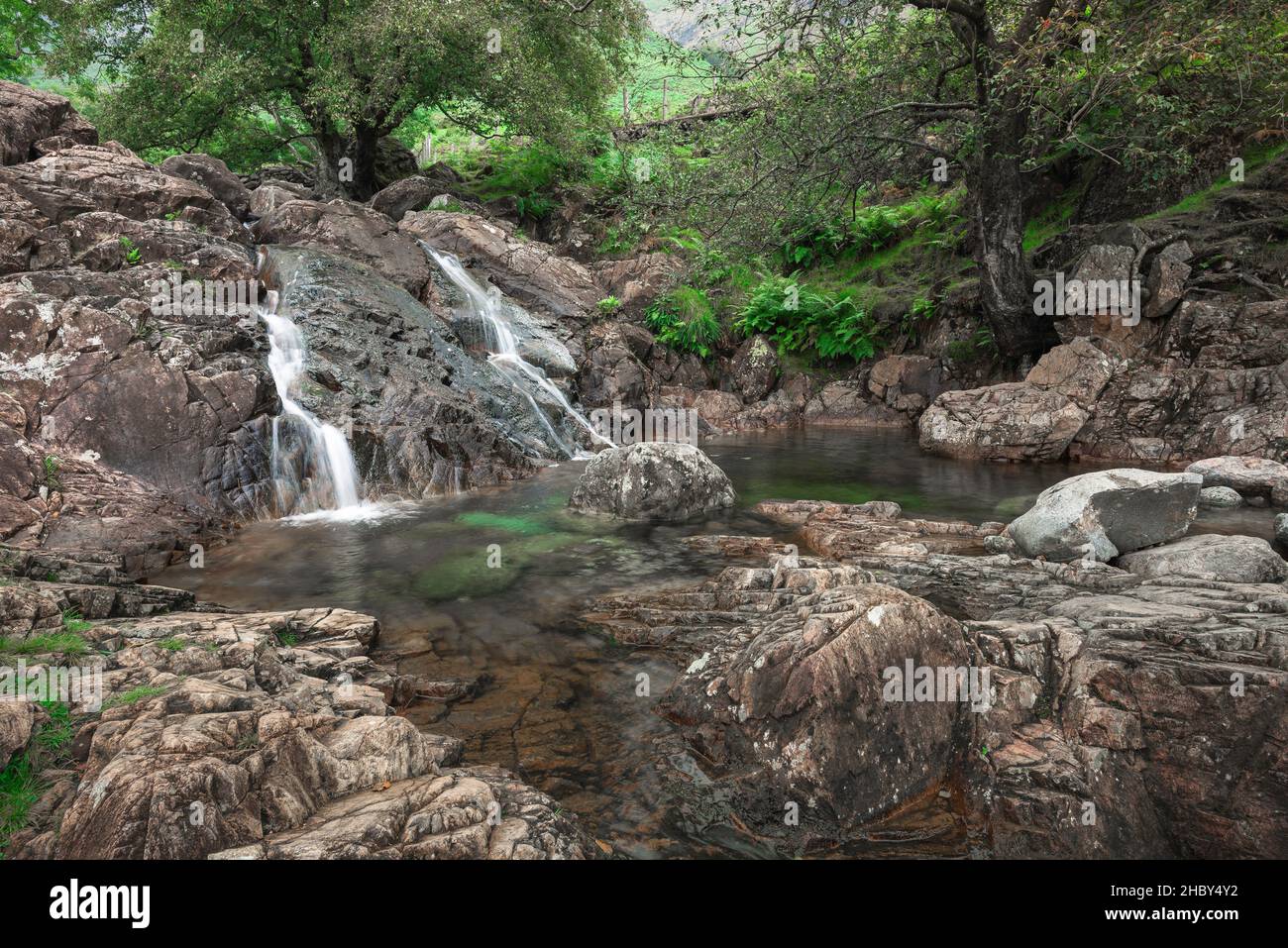 Stickle Ghyll Cumbria, vue sur l'eau de montagne en cascade sur Stickle Ghyll, une gorge pittoresque dans les Langdale Fells, Cumbria, Angleterre, Royaume-Uni Banque D'Images