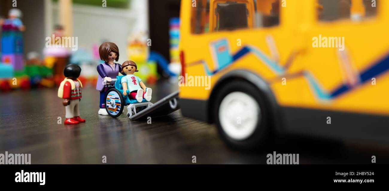 transport en autobus scolaire pour enfants handicapés en fauteuil roulant. espace de copie Banque D'Images