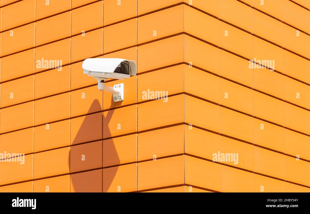 caméra de sécurité sur un mur orange Banque D'Images