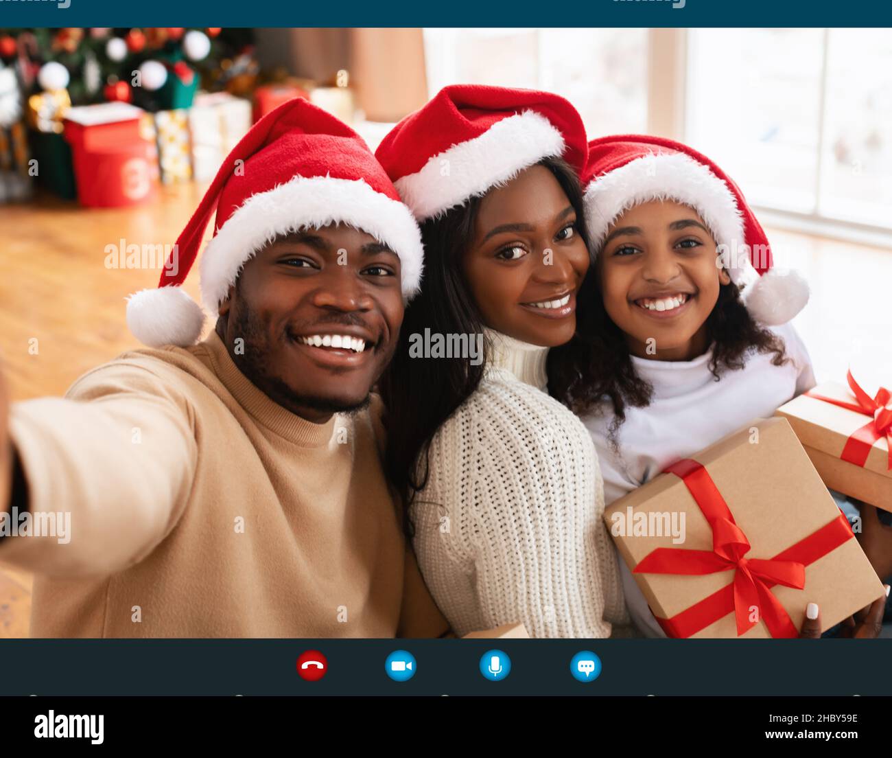 Capture d'écran de la famille africaine appel vidéo célébrant Noël à la maison Banque D'Images