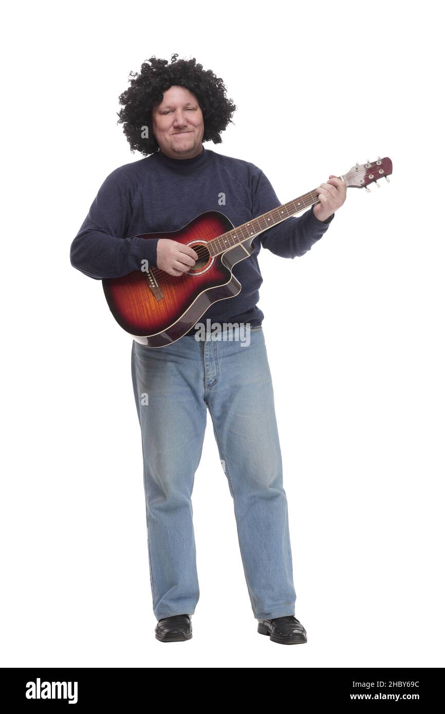 en pleine croissance. homme mûr aux cheveux bouclés avec une guitare. Banque D'Images