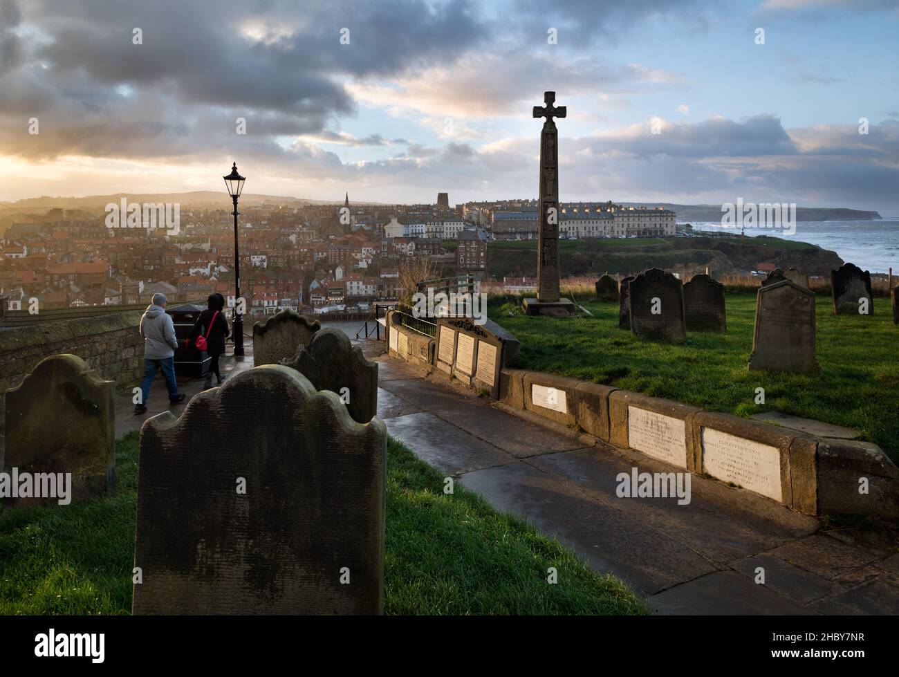 Vue depuis le chantier naval de St Mary, de l'autre côté du port, jusqu'à West Cliff, Whitby, North Yorkshire, Royaume-Uni. Banque D'Images