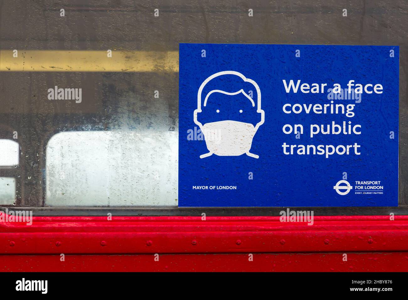 Portez un masque sur le panneau des transports en commun dans l'ancien bus de Londres lors de l'événement journée ouverte d'Imberbus à Salisbury Plain, Wiltshire, Royaume-Uni, le jour humide en août Banque D'Images