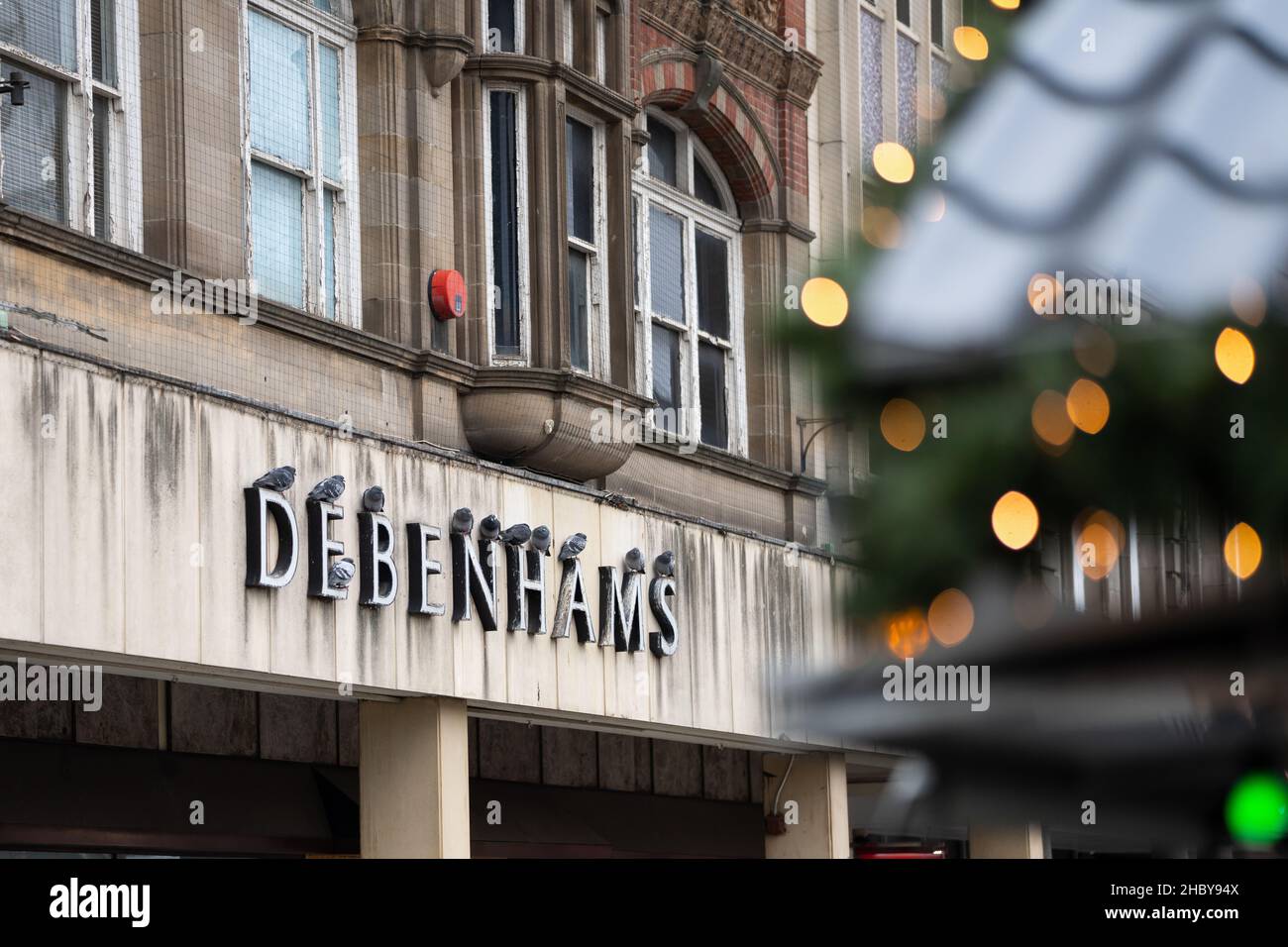 Debenhams a fermé un grand magasin dans le centre-ville et a abandonné.Les magasins de la rue principale ferment à Noël. Banque D'Images