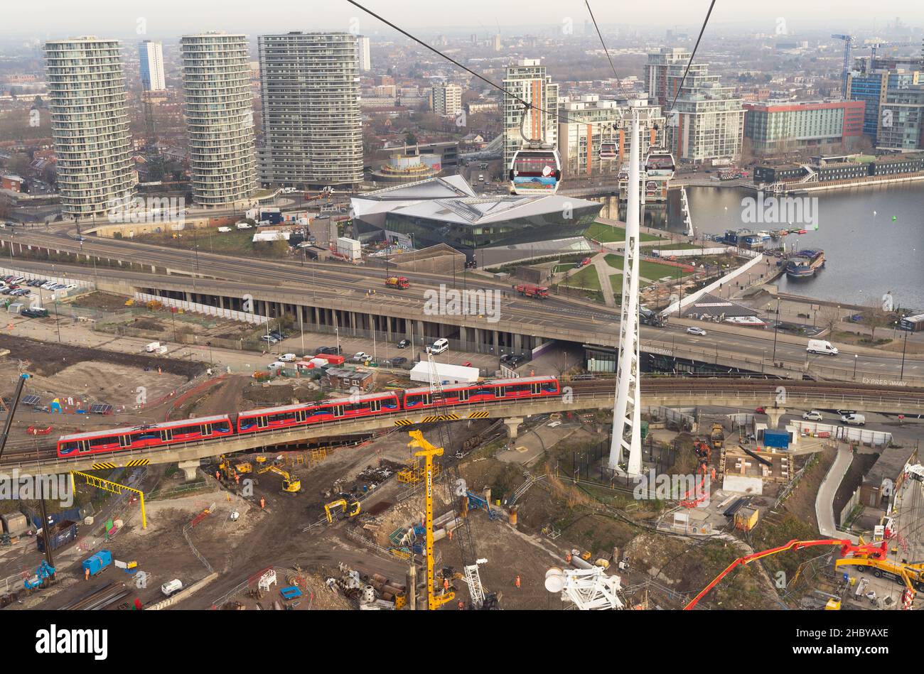 Le nouveau bâtiment de l'hôtel de ville au Crystal, sur le côté des quais Royal Victoria, à Canning Town.Bâtiment entouré de chantiers de construction Banque D'Images