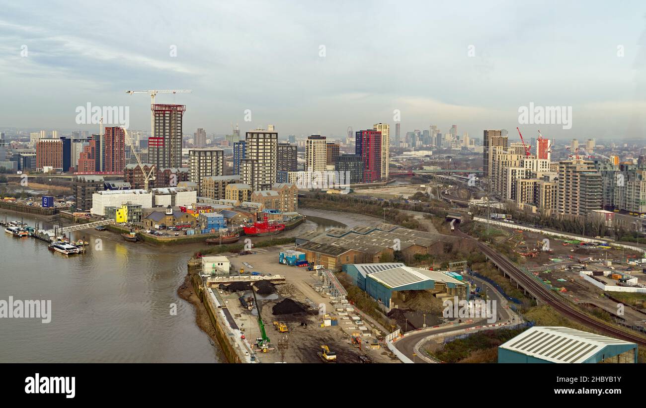 Bâtiments de grande hauteur de Canning Town et sites de construction autour de la rivière Lea avec Stratford au loin.Londres - 22nd décembre 2021 Banque D'Images
