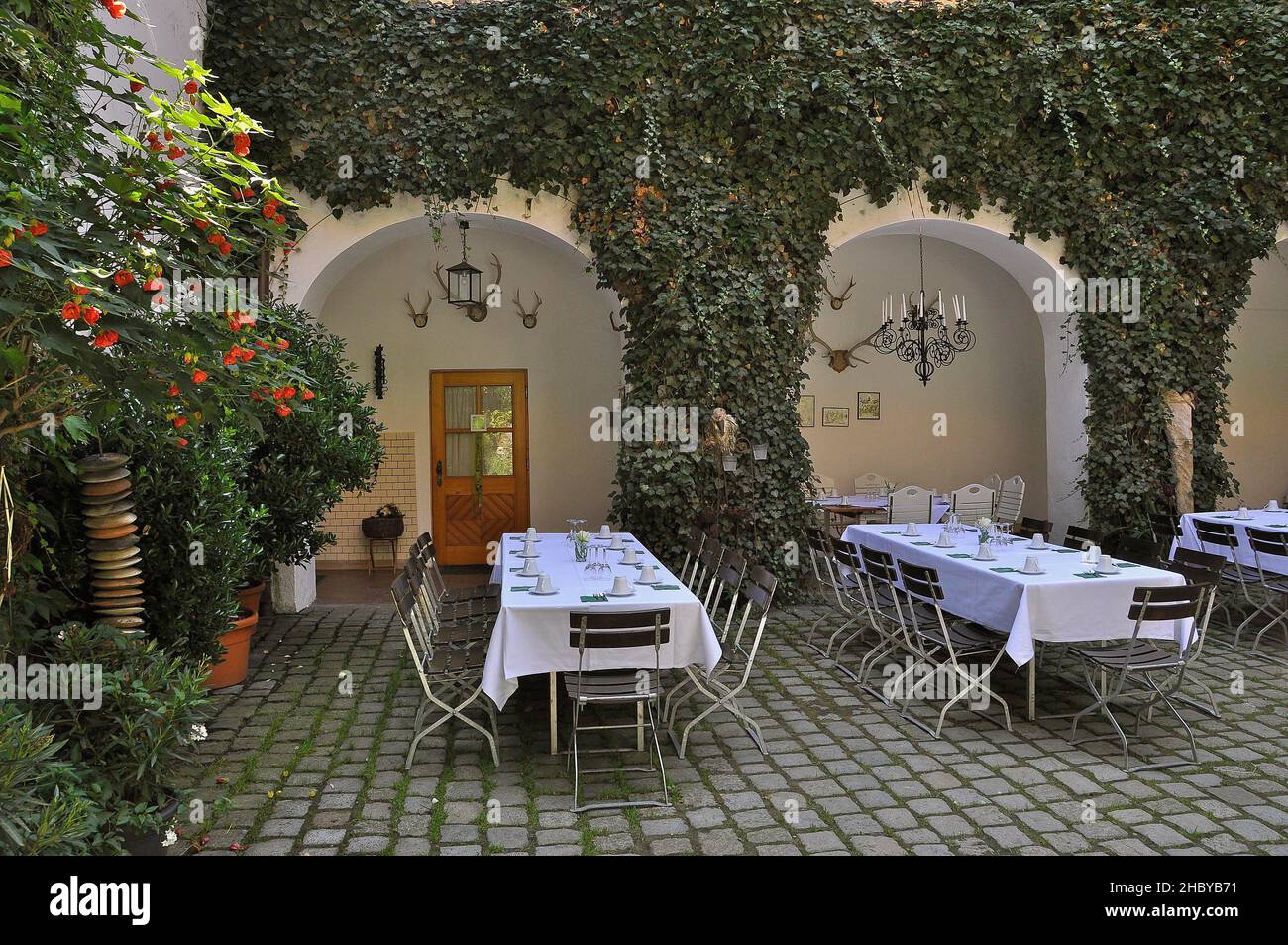 Rangées de tables dans la cour du lieu de mariage Schloss Ratzenhofen, Elsendorf, Holledau, Bavière, Allemagne Banque D'Images