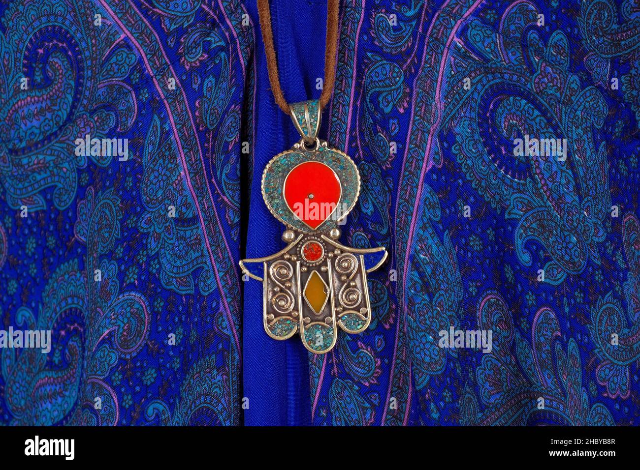 Bijoux indiens comme pendentif sur la sangle en cuir Banque D'Images