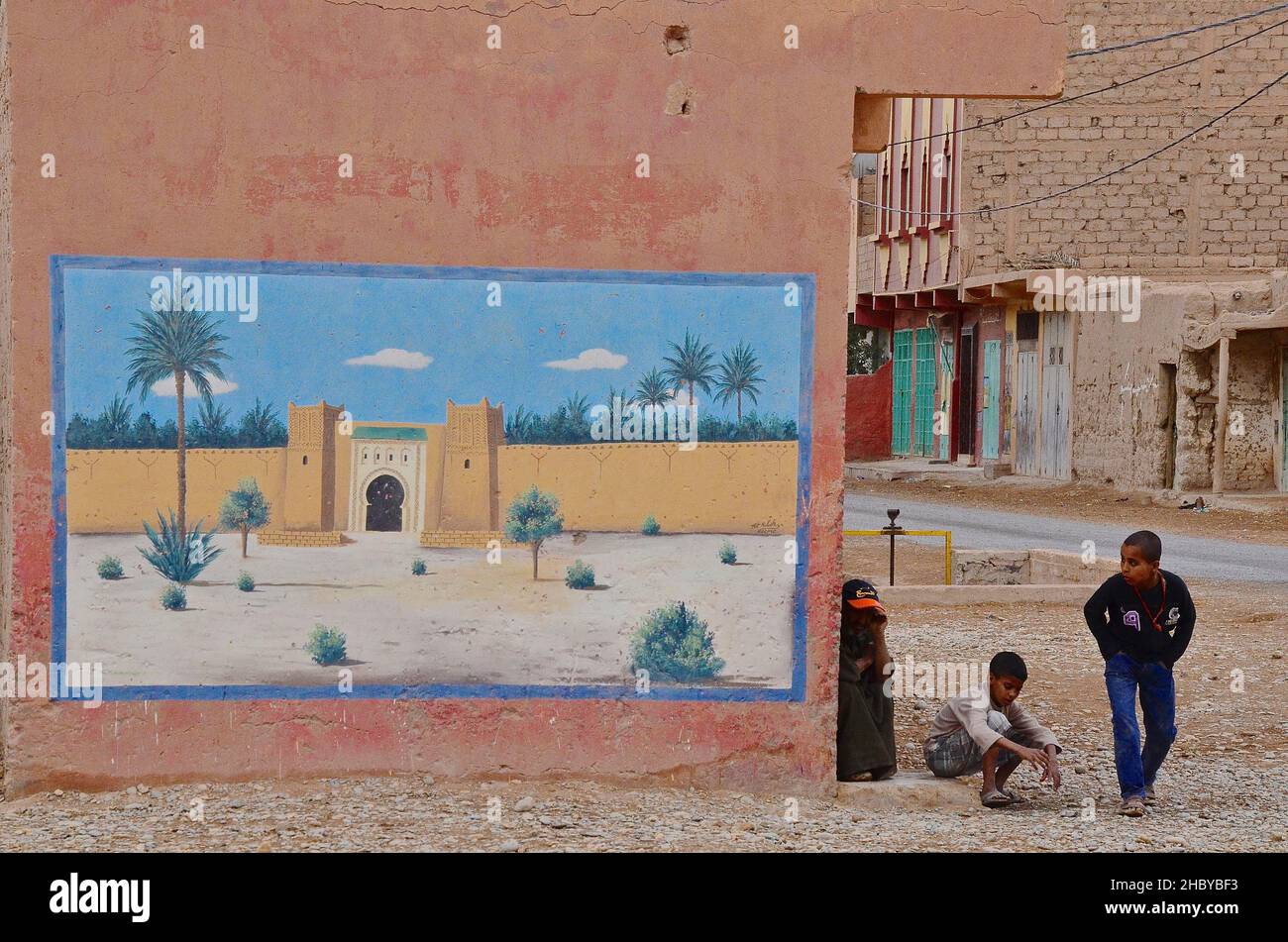 Murale sur le mur de la maison, enfants, Rissani, Maroc Banque D'Images