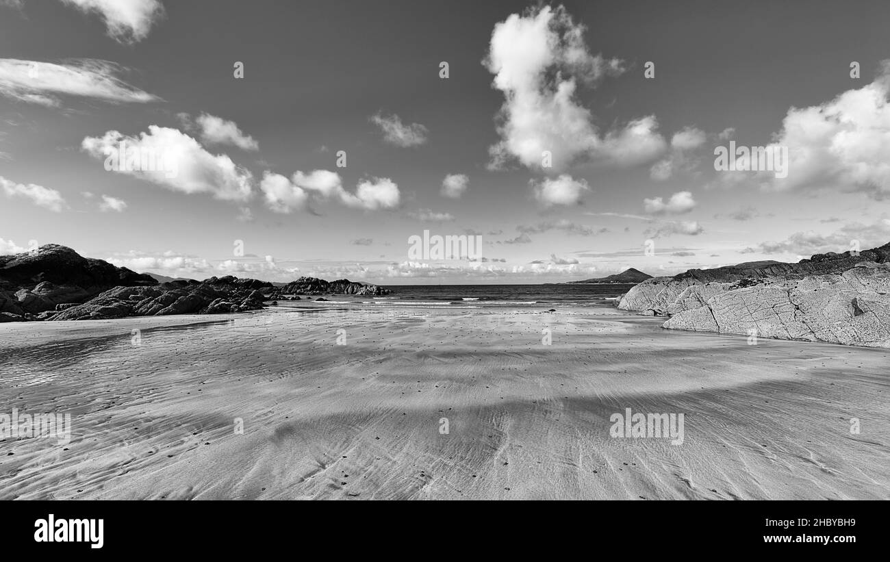 Plage de sable dans la baie à marée basse, plage de White, Castlecove, route panoramique Ring of Kerry, côte Atlantique, péninsule d'Iveragh, Irlande Banque D'Images