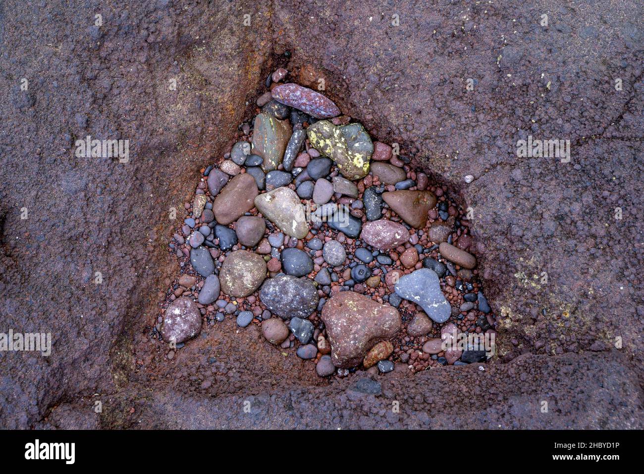 Creux triangulaire rempli de pierres, réserve naturelle de Montana Roja, El Medano, Tenerife, Espagne Banque D'Images