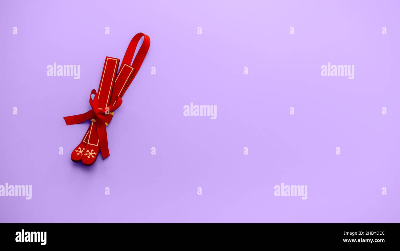 Un jouet pour un arbre de Noël.Skis rouges sur fond de couleur Pantone.Un  cadeau de vacances Photo Stock - Alamy