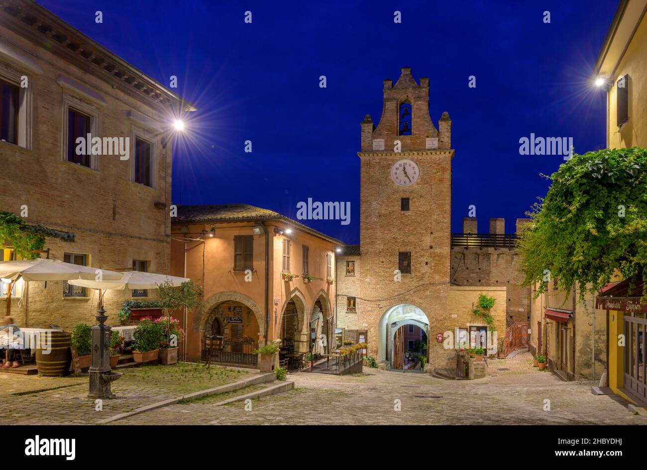 Tour de l'horloge et restaurant, Gradara, province de Pesaro et Urbino, Italie Banque D'Images