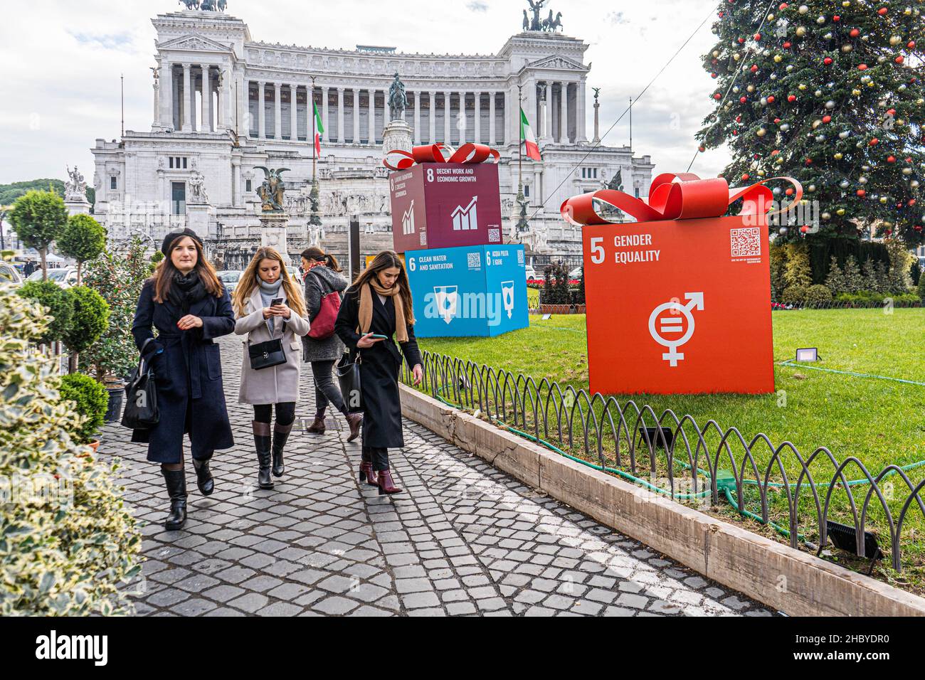 ROME, ITALIE.22 décembre 2021.Une collection de 17 objectifs mondiaux de développement durable interreliés conçus pour réaliser un avenir meilleur et plus durable pour tous, inscrits sur de grandes boîtes cadeaux, y compris l'action climatique, la réduction des inégalités, les villes et les inégalités durables, l'absence de pauvreté, l'égalité des sexes, le travail décent et la croissance économique .Credit: amer ghazzal / Alamy Live News Banque D'Images