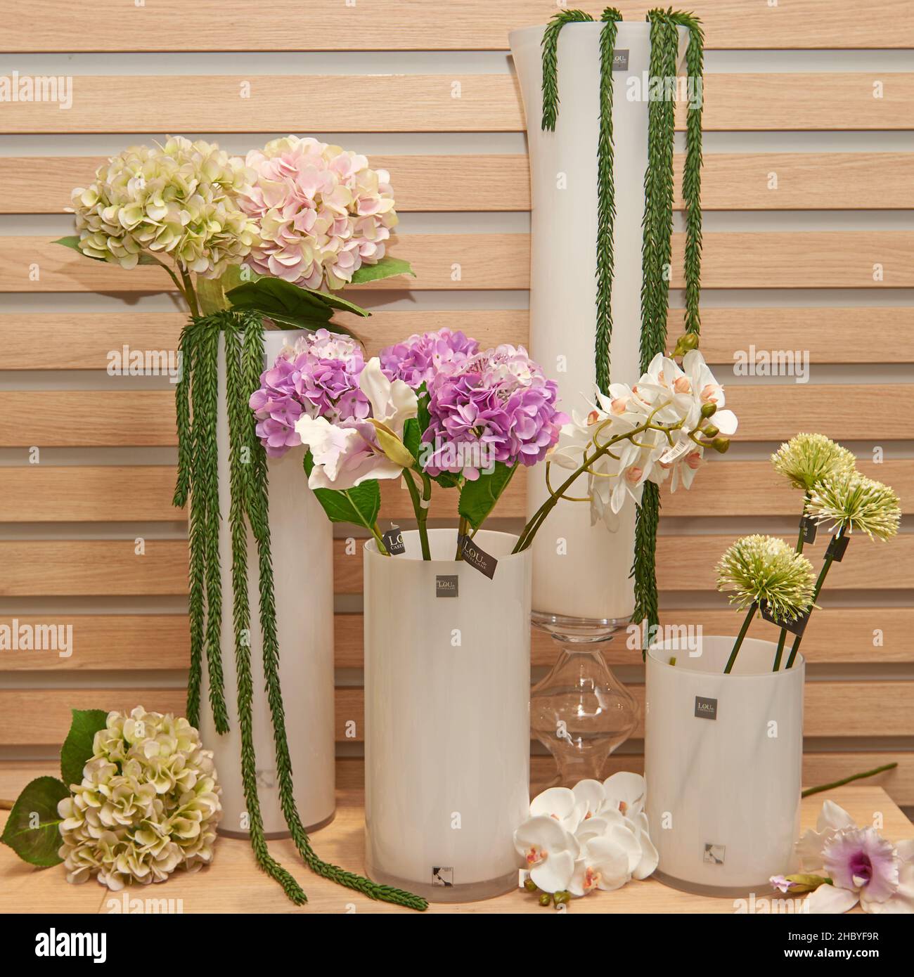 Vase en céramique décoratif.Belle disposition florale de af plante artificielle dans pot de fleur.Intérieur élégant et design d'intérieur Banque D'Images