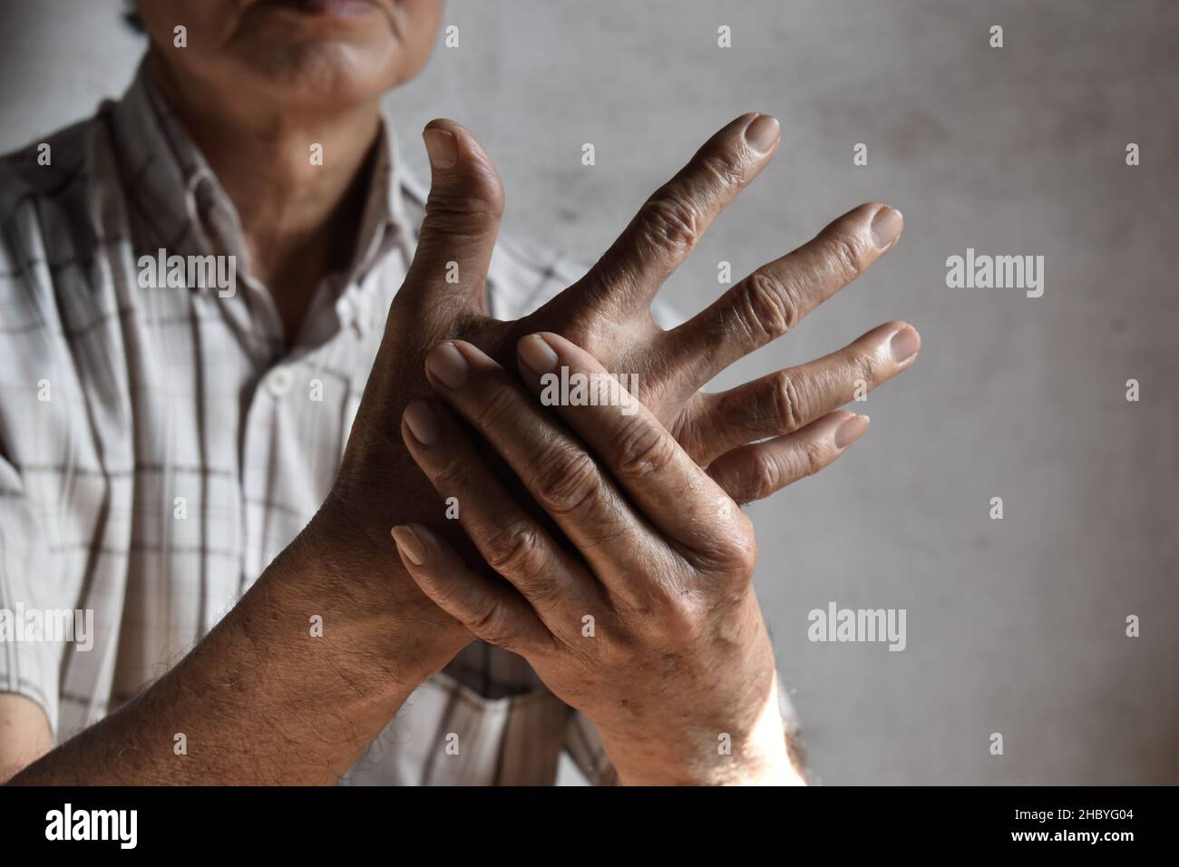 Les doigts et la main de l’homme asiatique aîné.Concept de douleur de main, arthrite et problèmes de doigt. Banque D'Images