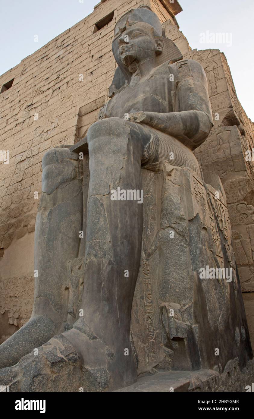 Grande statue assise de Ramses II à l'ancien temple égyptien de Louxor en Égypte Banque D'Images