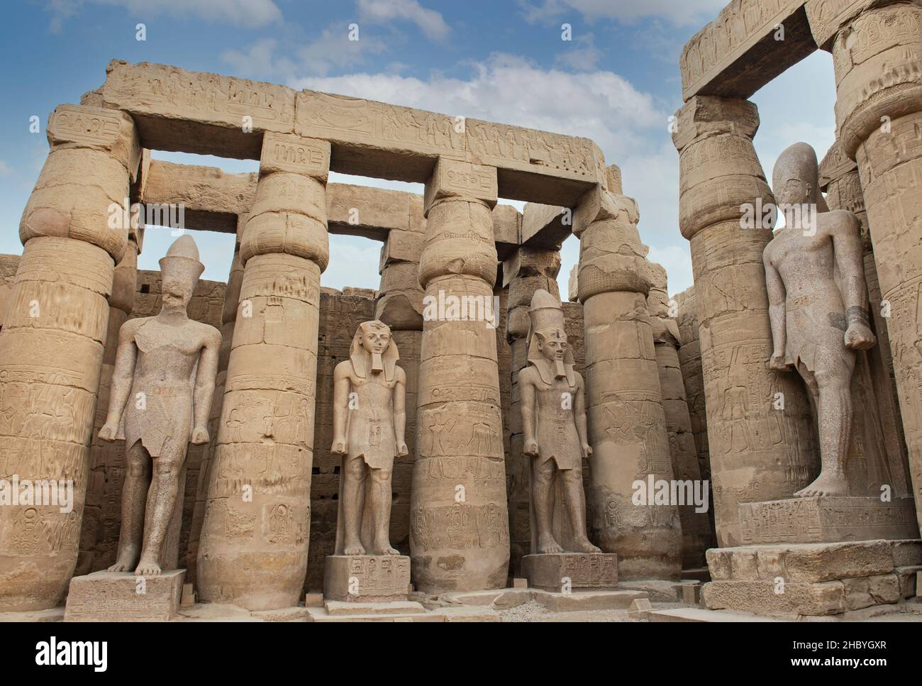 Grande statue de Ramses II dans l'ancien temple égyptien de Louxor avec colonnes dans la cour Banque D'Images