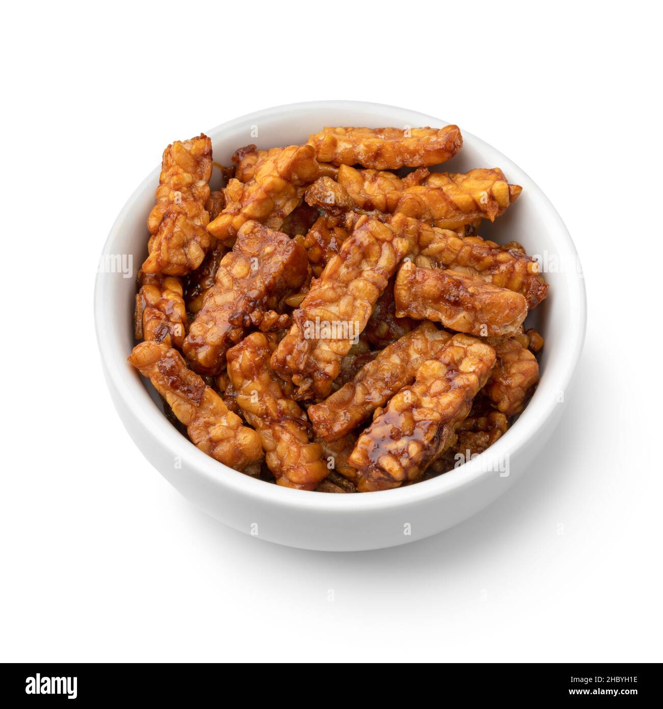Bol avec sambal indonésien tempeh goreng maison, isolé sur fond blanc Banque D'Images