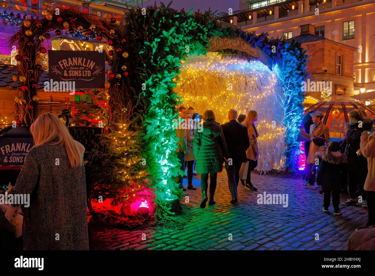 L'entrée lumineuse et colorée de Covent Garden Christmas Village à Covent Garden, Londres WC2 Banque D'Images