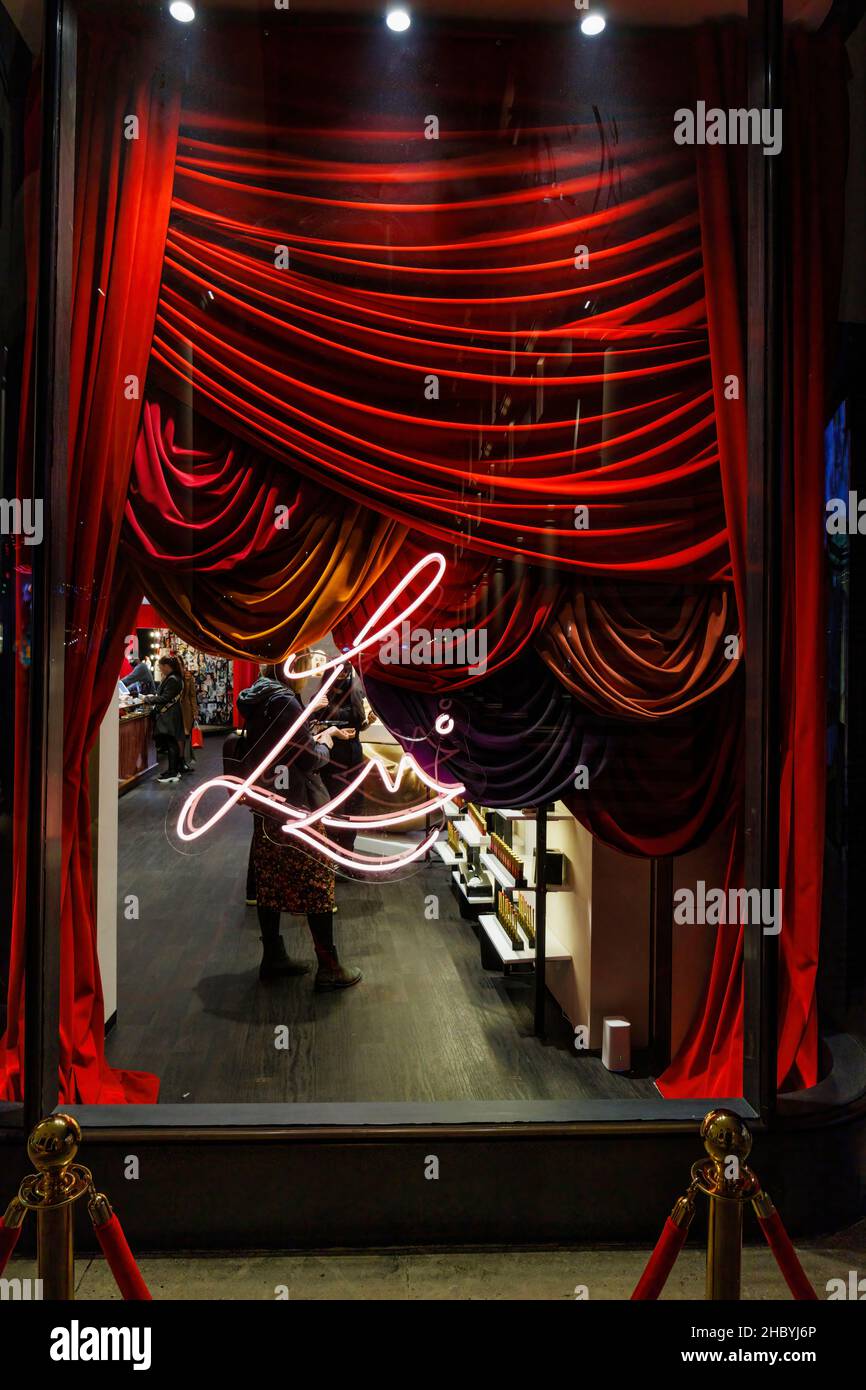 Logo Lisa Eldridge dans la fenêtre avant d'une boutique pop-up à Covent Garden, Londres WC2: Vend des cosmétiques, des rouges à lèvres, du maquillage Banque D'Images