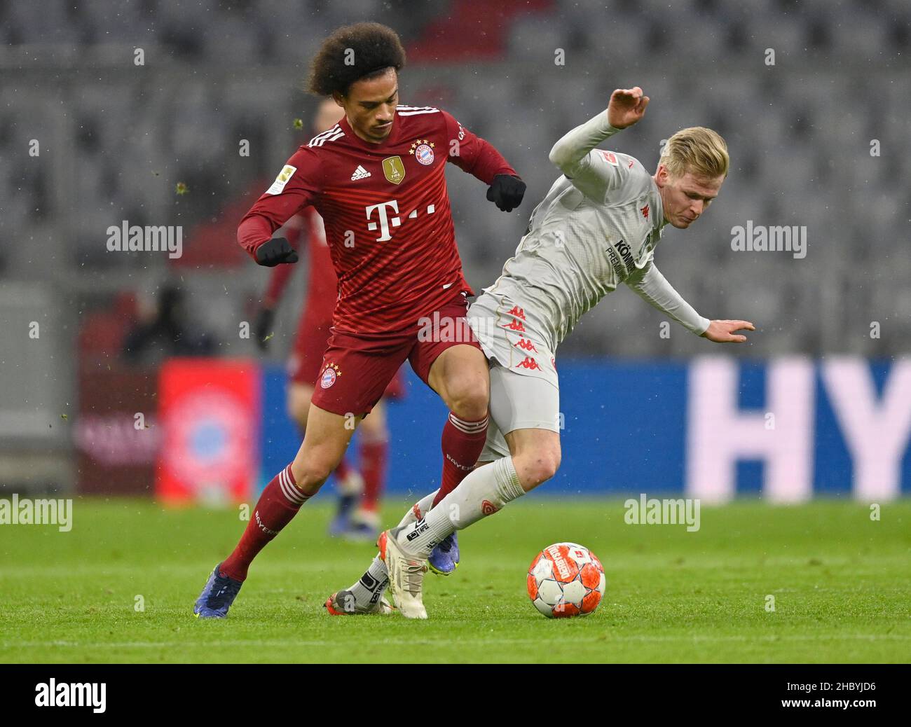 Attach, action foul Leroy San FC Bayern Munich FCB 10 v Jonathan Burkhardt 1.FSV Mainz 05 (#29) Allianz Arena, Munich, Allemagne Banque D'Images