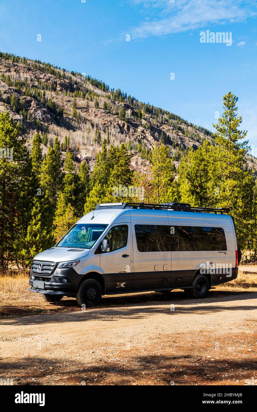 Airstream Interstate 24X 4WD campervan ; près de Tennessee Pass ; Colorado ; États-Unis Banque D'Images