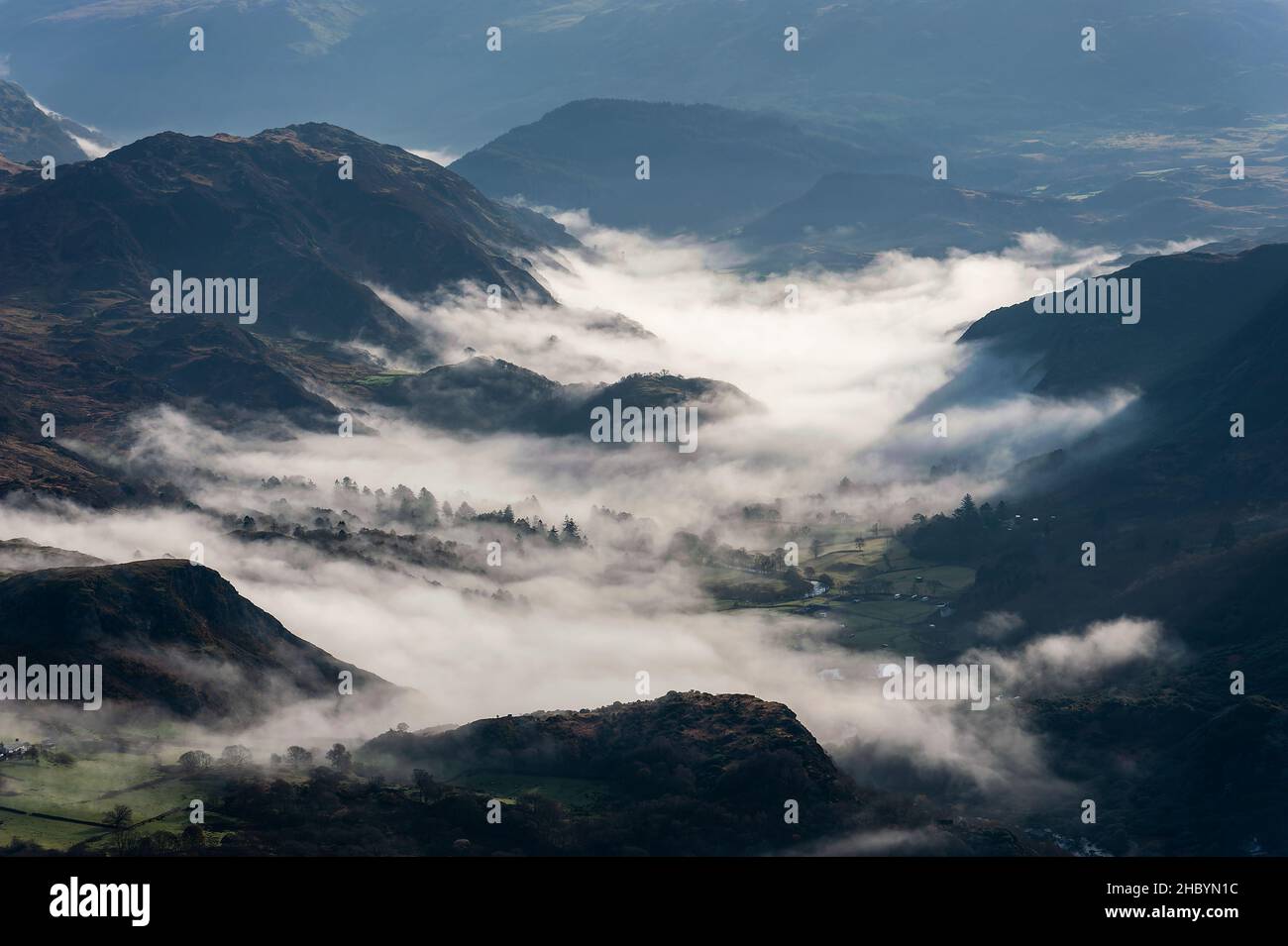 La vallée galloise est entourée de nuages Banque D'Images