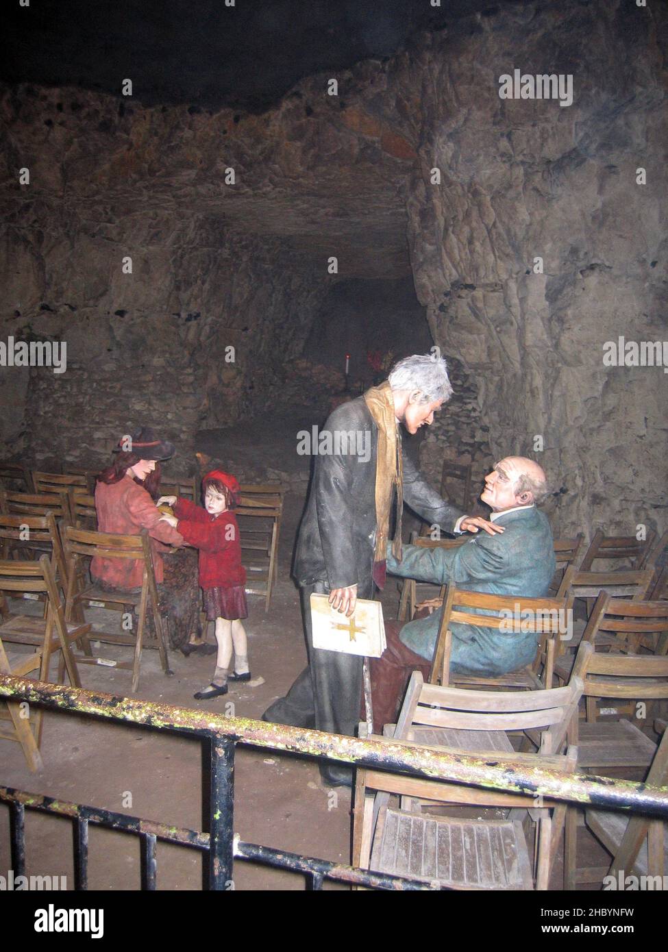 Récréation d'une scène de WW2 avec deux personnes réconfortantes et une mère avec un enfant., Chislehurst Caves, Chislehurst, Kent, Royaume-Uni Banque D'Images