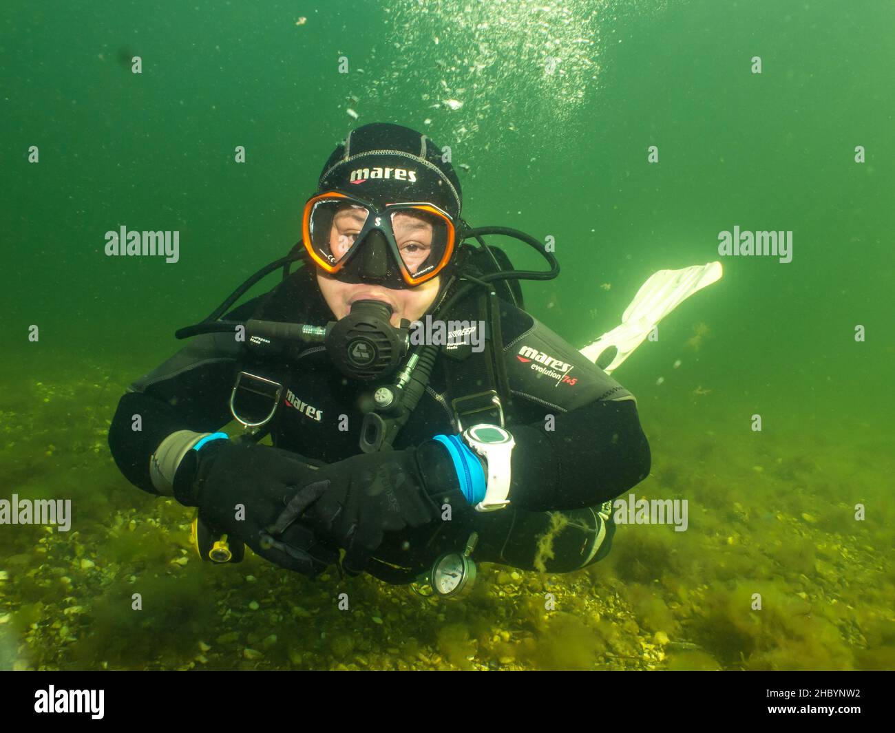 5 septembre 2021 - Malmo, Suède: Une femelle plongée sous-marine éclairée par les rayons du soleil pénétrant dans l'eau. La plongée sous-marine a été un sport de plus en plus populaire pendant la pandémie du coronavirus Banque D'Images