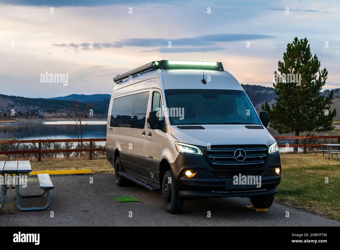 Vue au crépuscule sur Airstream Interstate 24X 4WD campervan; site de loisirs d'État de Unity Lake; Unity; Oregon; États-Unis Banque D'Images