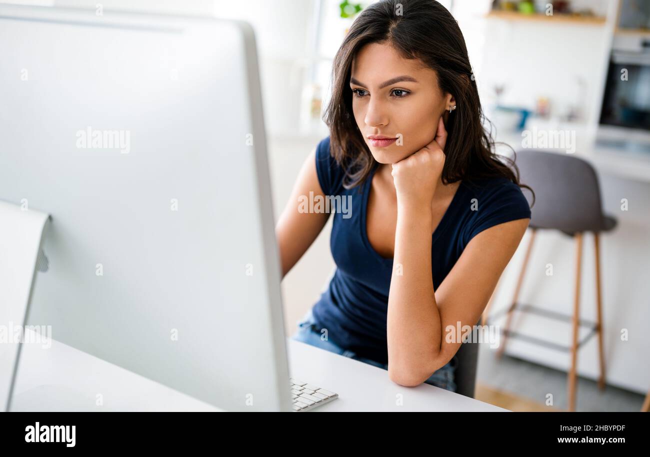 Bonne femme en train d'utiliser, de travailler sur un ordinateur. Technologie, concept de personnes. Banque D'Images