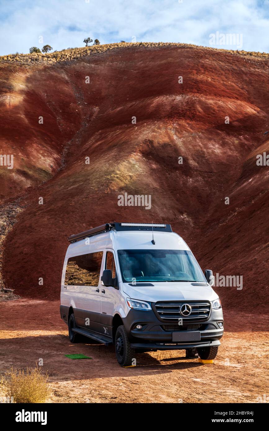 Airstream Interstate 24X 4WD campervan; Painted Hills; site géologique; John Day Fossil Beds National Monument; près de Mitchell; Oregon; États-Unis Banque D'Images