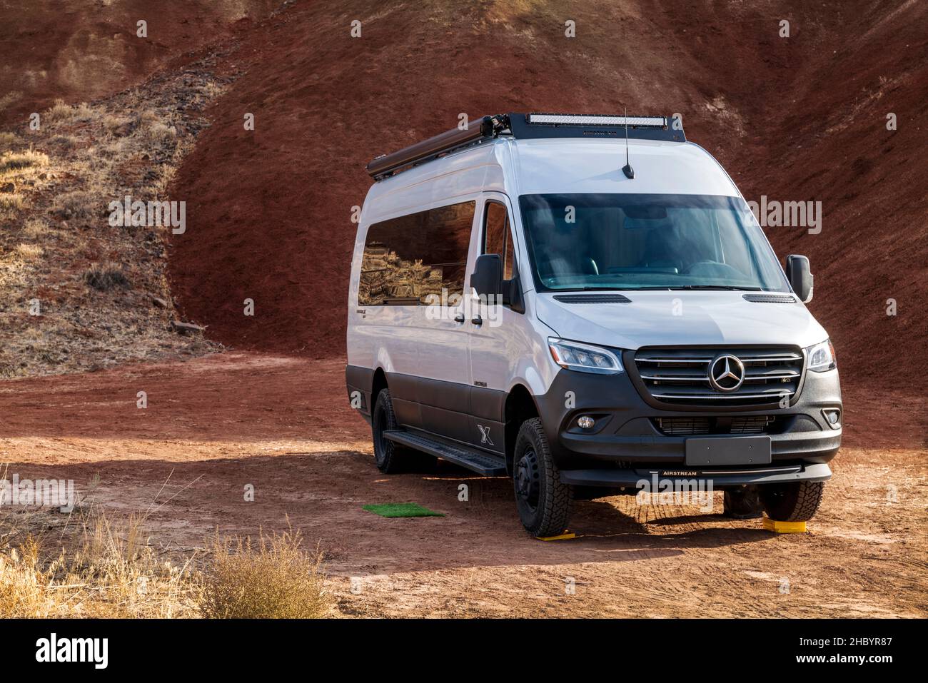 Airstream Interstate 24X 4WD campervan; Painted Hills; site géologique; John Day Fossil Beds National Monument; près de Mitchell; Oregon; États-Unis Banque D'Images