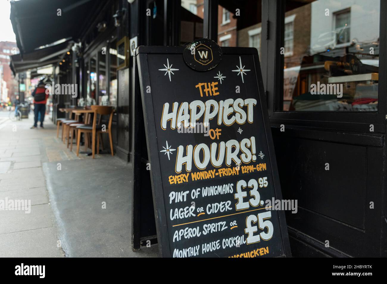 Londres, Royaume-Uni.22 décembre 2021.Tables et chaises vides devant un restaurant dans Old Compton Street, Soho.Les entreprises d'hôtellerie sont confrontées à des recettes réduites pendant ce que nous habituellement leur temps le plus occupé de l'année car les clients annulent les réservations en raison de la variante Omicron.Rishi Sunak, chancelier de l’Échiquier, a annoncé son intention de créer un fonds de 1bn 000 livres pour aider les entreprises touchées par la montée des affaires Covid, y compris le secteur des loisirs et de l’hôtellerie.Credit: Stephen Chung / Alamy Live News Banque D'Images