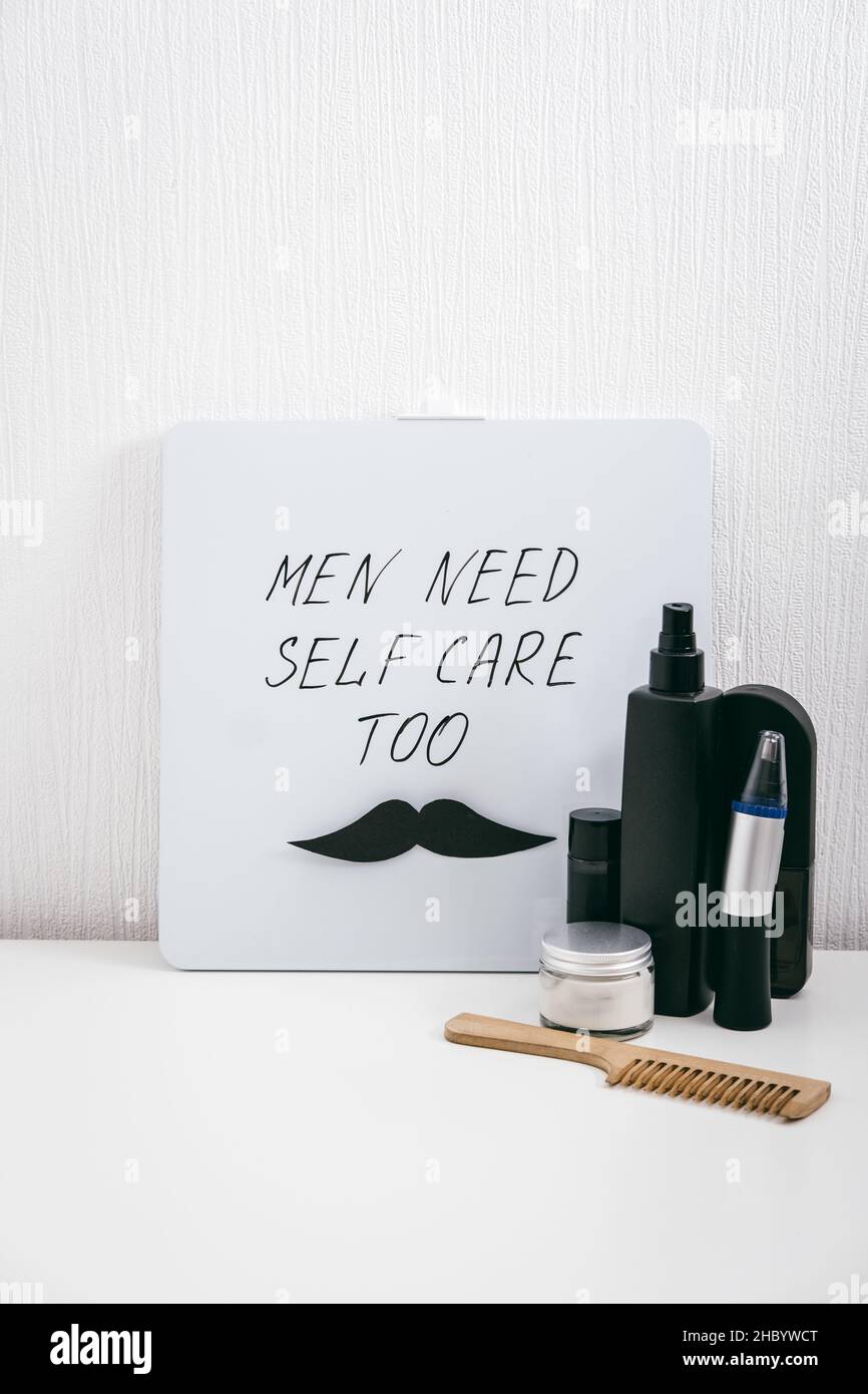 Kit d'auto-soin hommes avec produits et dispositifs de soins de beauté et de lettres avec texte les hommes ont besoin d'auto-soin aussi.Kit de soin de l'homme avec la peau et les cheveux Banque D'Images