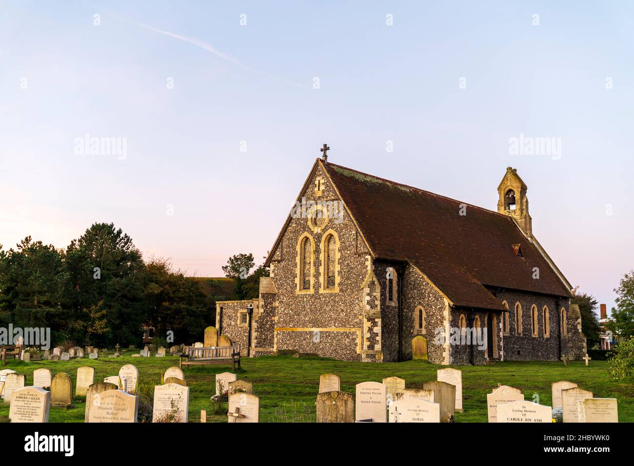 L'église chrétienne de Sainte Marie la Vierge à Reculver dans le Kent.Bâtiment victorien, construit dans le style gothique de la renaissance.Murs de charpie et toit de tuiles en argile rouge. Banque D'Images