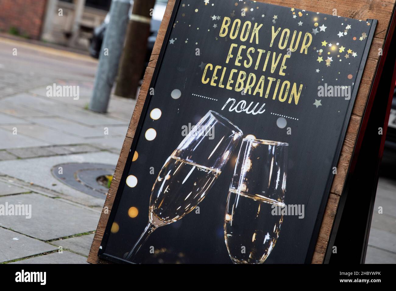 Un panneau à l'extérieur d'un pub à Cardiff Bay annonçant les réservations de fête, décembre 2021. Banque D'Images