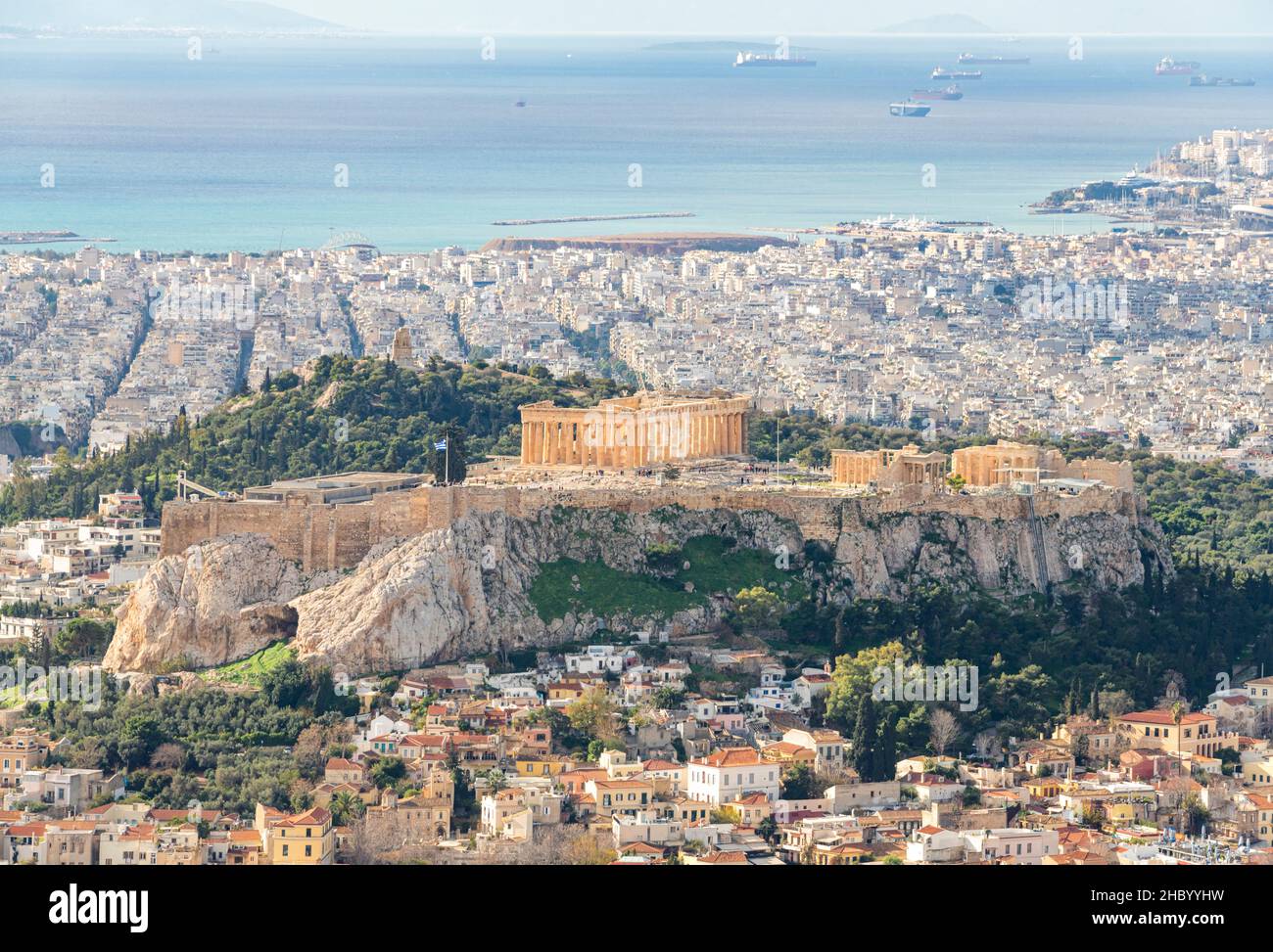 Vue aérienne horizontale de l'Acropole et de la ville d'Athènes depuis le sommet le plus élevé de la colline du Lycabette, Grèce. Banque D'Images