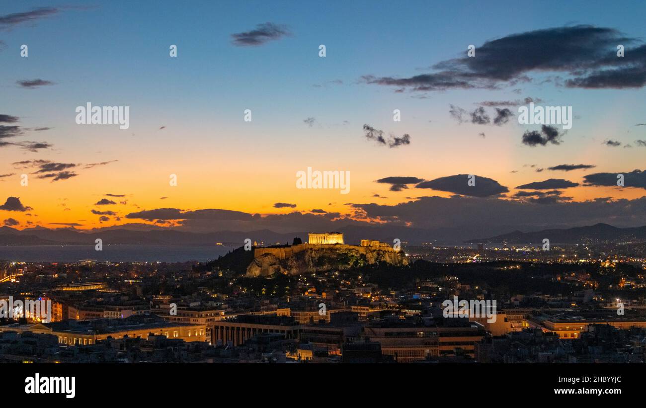 Vue aérienne horizontale de l'Acropole et de la ville d'Athènes au coucher du soleil, Grèce. Banque D'Images