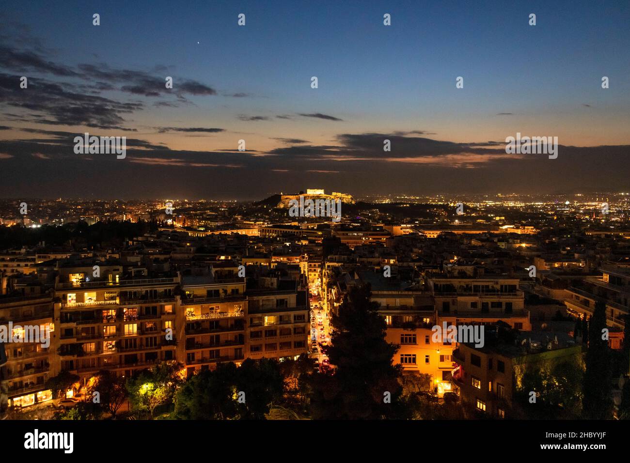 Vue aérienne horizontale de l'Acropole et de la ville d'Athènes au coucher du soleil, Grèce. Banque D'Images