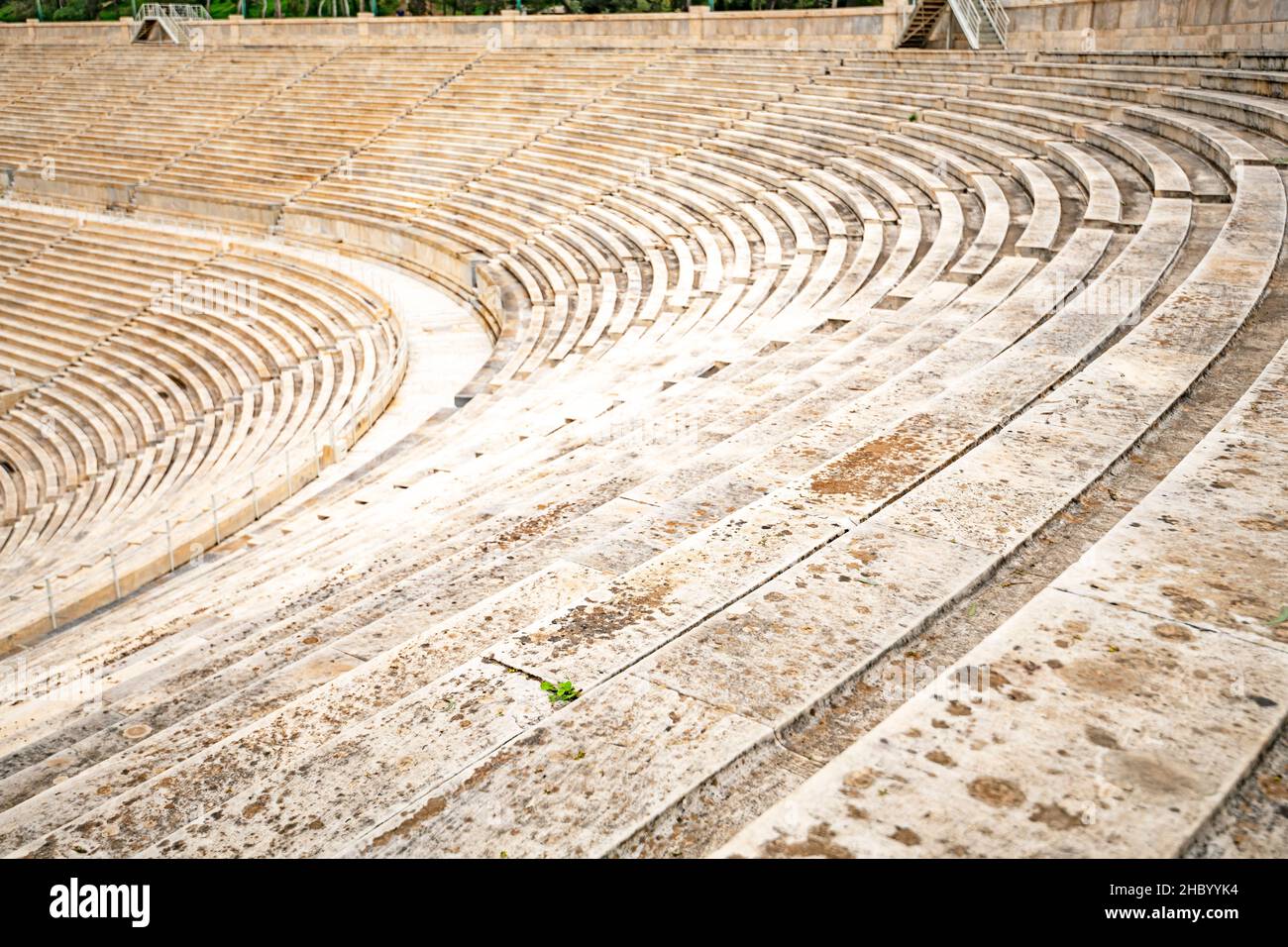 Gros plan horizontal des marches symétriques en marbre du stade panathénaïque d'Athènes, Grèce. Banque D'Images