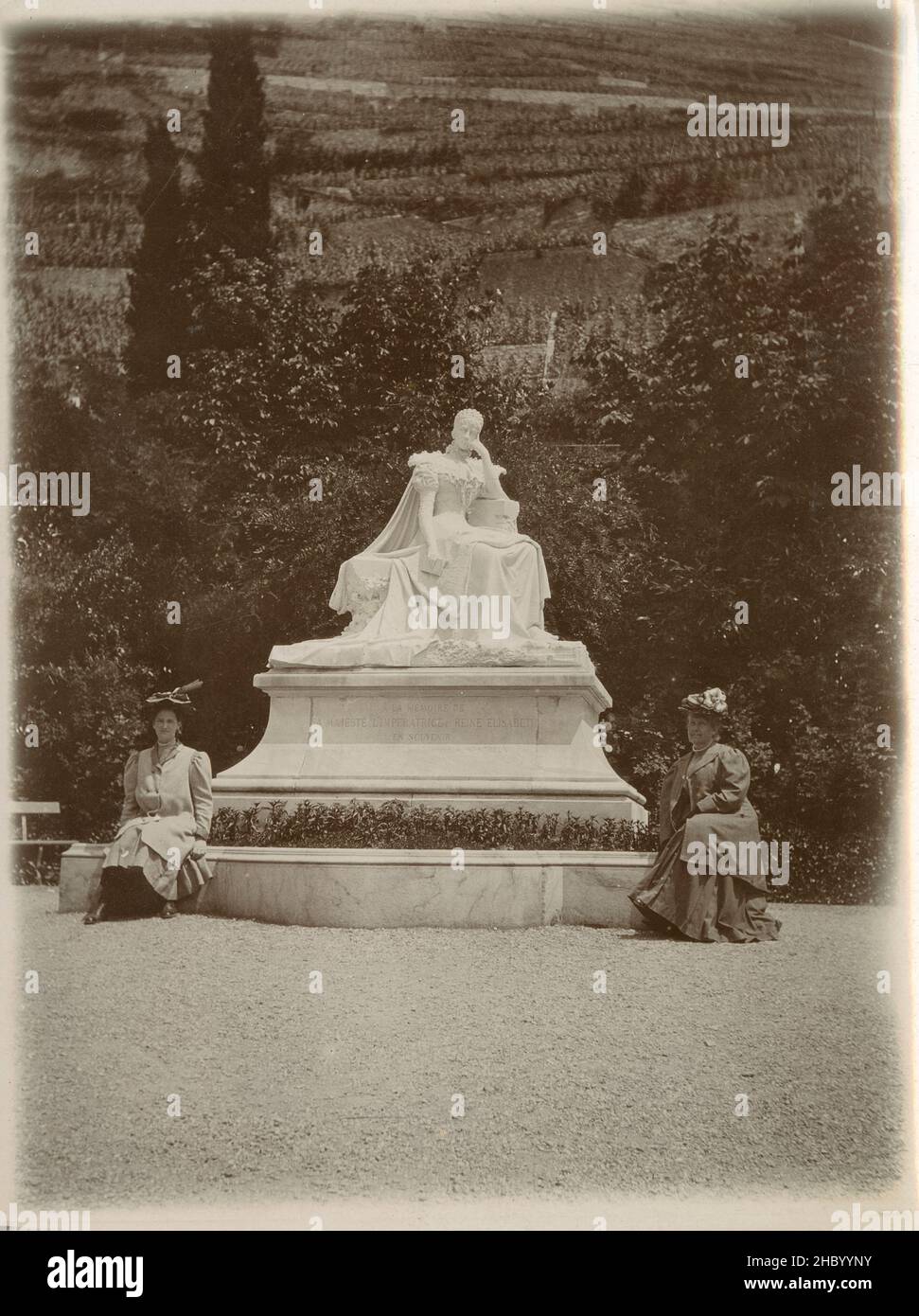 Photographie antique de c1905, statue en marbre de l'impératrice Elisabeth d'Autriche à Territet, Montreux, Suisse.Elisabeth (1837-1898) était impératrice d'Autriche et reine de Hongrie.Elle a été assassinée en 1898 à Montreux.SOURCE : TIRAGE PHOTOGRAPHIQUE ORIGINAL Banque D'Images