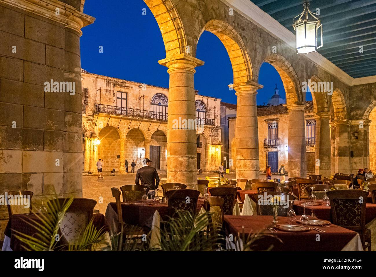 Restaurant sur la Plaza de San Francisco de Asís / Saint François de la place Assisi la nuit dans le centre ville la Vieille Havane, la Habana sur l'île de Cuba Banque D'Images