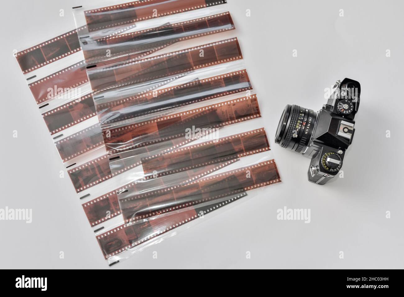 Caméra à film analogique avec 35mm formats de films négatifs dans des pochettes de protection pour archiver vos films et vos souvenirs Banque D'Images