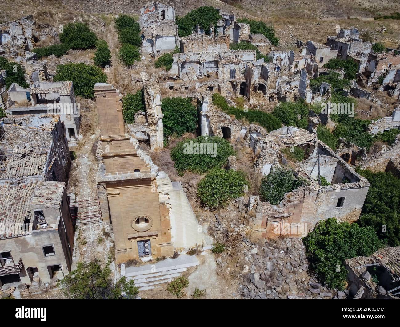 Vue aérienne par drone des ruines de Poggioreale dans la vallée de Belice, province de Trapani, détruite par le tremblement de terre de 1968.Ville fantôme étrange abandonnée, Sicile. Banque D'Images