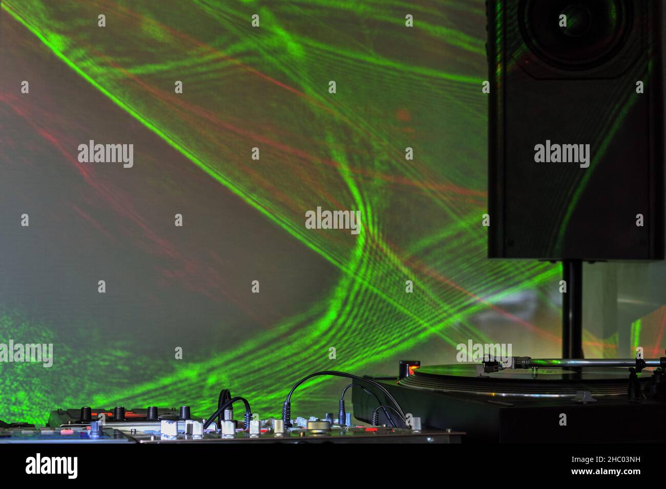 DJ Devices équipement pour créer de la musique électronique sur fond d'effet d'éclairage vert pour les discothèques avec espace de copie pour le texte Banque D'Images