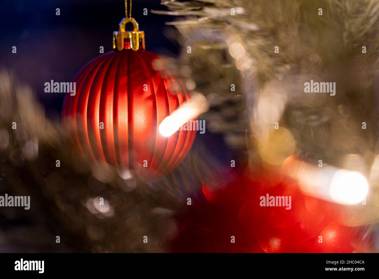Décoration de Noël rouge boule élément sur arbre de noël.Je vous souhaite un joyeux Noël. Banque D'Images